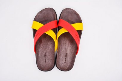 Comfy Cross - blackOut พื้นโกโก้ หูแดง/เหลือง