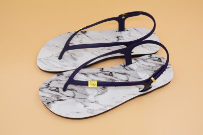 FLIPPER SLINGBACK - blackOut พื้นหินอ่อน/หูน้ำเงิน