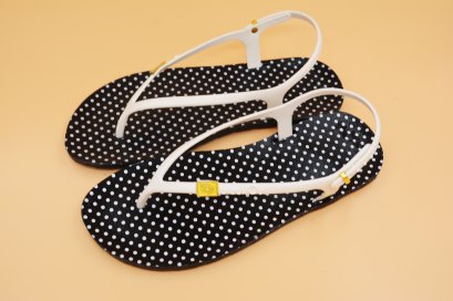 FLIPPER SLINGBACK - blackOut พื้นจุดเล็กดำขาว/หูขาว