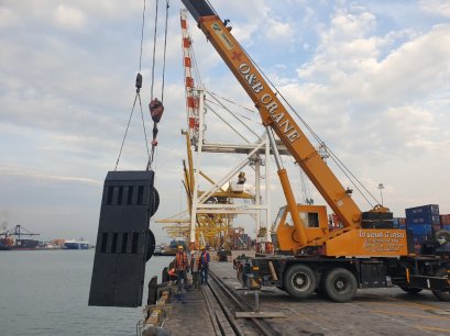 ติดตั้งชุดกันกระแทกท่าเรือ