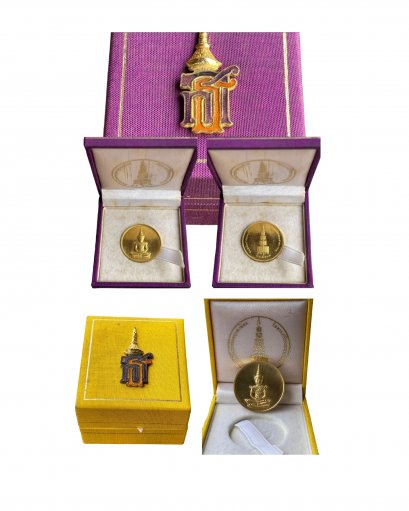 เหรียญพระแก้วมรกตเนื้อทองคำ รุ่นบูรณะฉัตร ปี 2531