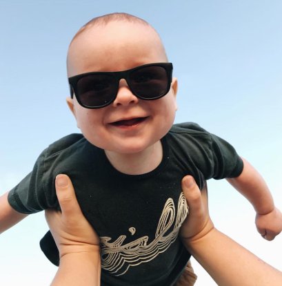 เวลาบินก็อย่าลืมใส่แว่นเด็กนะฮับ