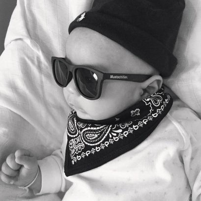 เด็กใส่แว่นกับ bib ก็เท่ไปอีกแบบ