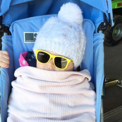 แบบว่าหนาวแต่แสงมันแรงเลยใส่แว่นเท่ๆกันไว้