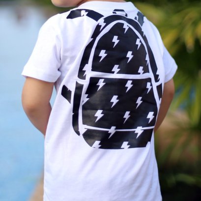 เสื้อยืดเด็กลายสะพายเป้คล้องหูฟัง 