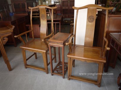 Set of Yokeback Chairs with Side Table
