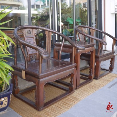 ชุดเก้าอี้จีนใหญ่พร้อมโต๊ะกลางเหมาะสำหรับเป็นธรรมาสน์แก่ถวายพระสงฆ์