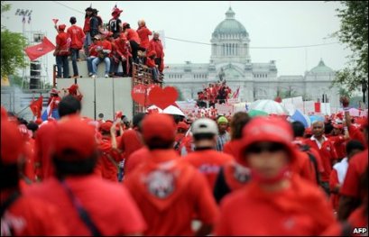 คมดาบซากุระ 2 : เสื้อแดงได้อะไร ? โดย ชวินทร์ ลีนะบรรจง และ สุวินัย ภรณวลัย (8 กุมภาพันธ์ 2555)