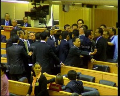 คมดาบซากุระ 2 : จะปรองดองไปเพื่ออะไร ? โดย ชวินทร์ ลีนะบรรจง และ สุวินัย ภรณวลัย (18 เมษายน 2555)