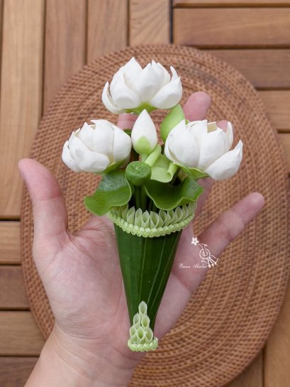 กรวยดอกบัวสีขาว