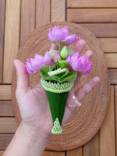 กรวยดอกบัวสีม่วง