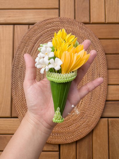 กรวยดอกแก้ว + ดอกการเวก + ดอกจำปา