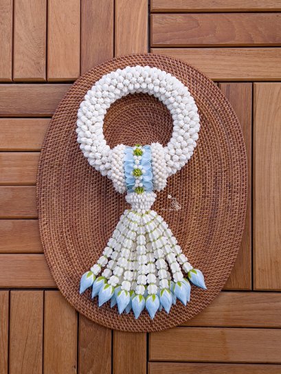 พวงมาลัยมะลิ ดอกข่าสีฟ้า