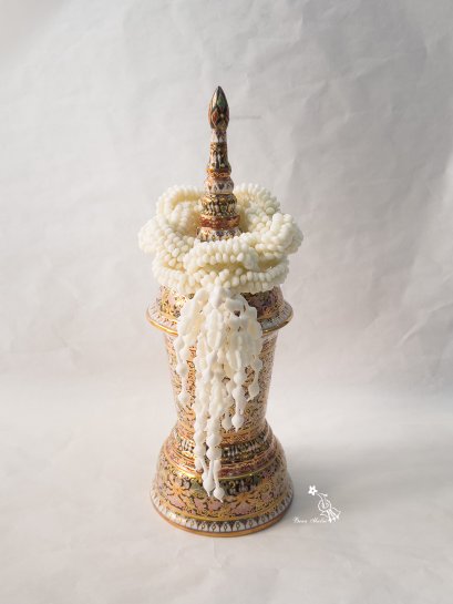 พวงมาลัยกลีบรักคล้องโกศ