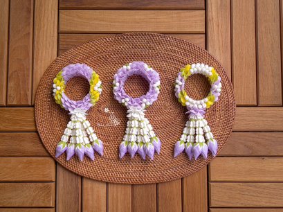 พวงมาลัยครึ่งซีกสีม่วง