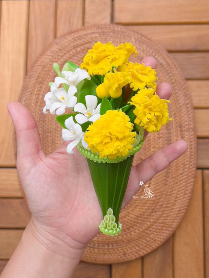 กรวยดอกแก้ว + ดอกดาวเรือง