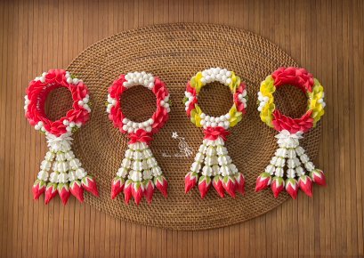 พวงมาลัยครึ่งซีกสีแดง