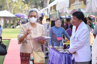 สมเด็จพระกนิษฐาธิราชเจ้า กรมสมเด็จพระเทพรัตนราชสุดาฯ สยามบรมราชกุมารี เสด็จพระราชดำเนิน และทอดพระเนตรเยี่ยมชม บูธคลินิกการแพทย์แผนไทยหม่อมราชวงศ์ สอาด ทินกร 