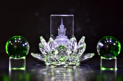 องค์พระแก้วมรกตเลเซอร์ในเนื้อคริสตัล
