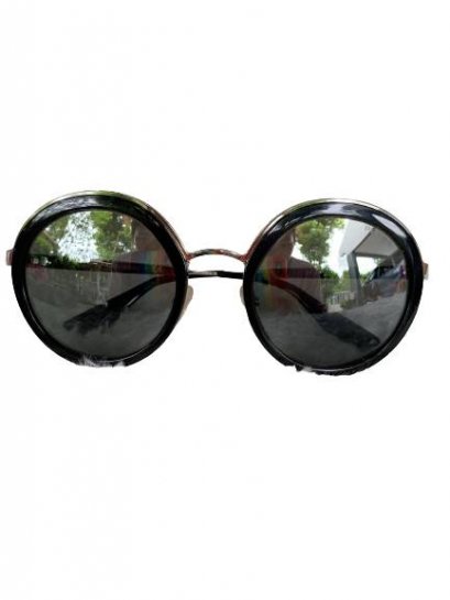 แว่นตากัน Prada