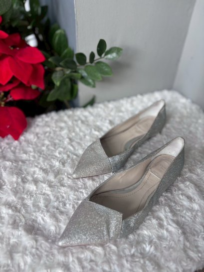 รองเท้า Dior หัวแหลม