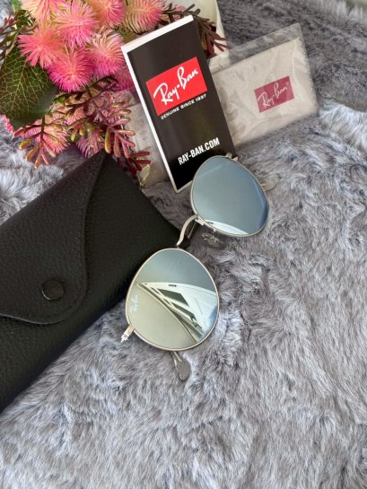 แว่นกันแดดนี้คือรุ่น Ray-Ban Round Metal