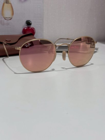 แว่นกันแดดนี้คือรุ่น Ray-Ban Round Metal RB3447 112/Z2