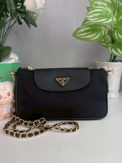 กระเป๋าสะพายข้างโซ่ไนลอน Prada Tessuto