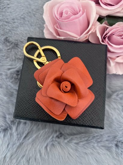 พวงกุญแจ prada ดอกไม้