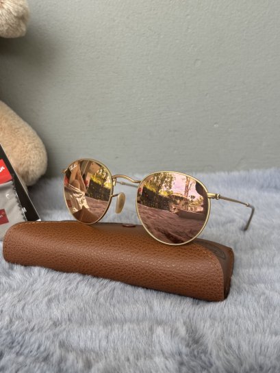 แว่นกันแดดนี้คือรุ่น Ray-Ban Round Metal RB3447 112/Z2