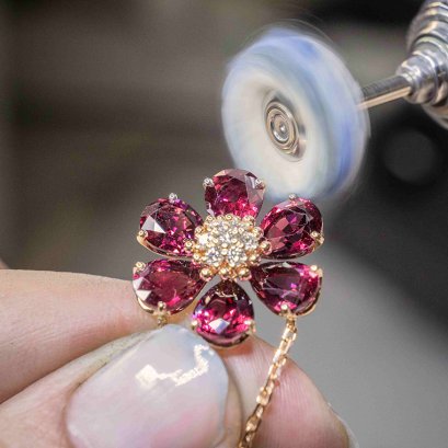 VAN CLEEF & ARPELS Fleurs d'Hawaï and Flowerlace Savoir Faire