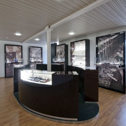 Retraces the fascinating history of Longines