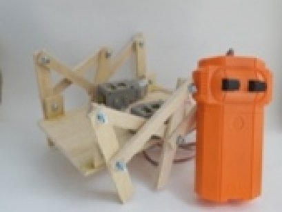 ชุดคิตประกอบหุ่นเดินหกขาวัสดุไม้ พร้อมรีโมต 2-CH แบบปุ่มกด