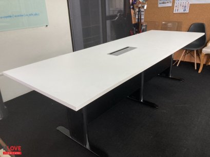 โต๊ะประชุมขาเหล็ก