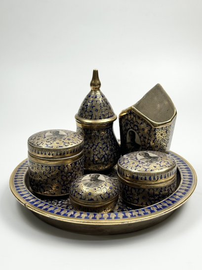 ชุดเครื่องใช้เบญจรงค์