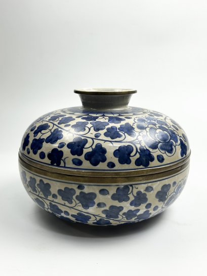 โถเซรามิคมีฝาปิด