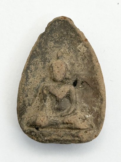 พระนางกำแพงกลีบบัว เนื้อดิน