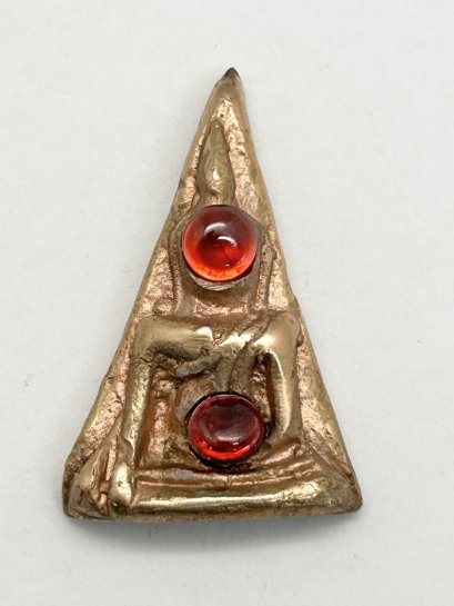 พระนางพญา เนื้อโลหะ ประดับพลอย