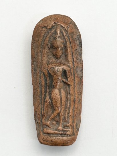 พระกำแพงเขย่งเม็ดขนุน เนื้อดิน