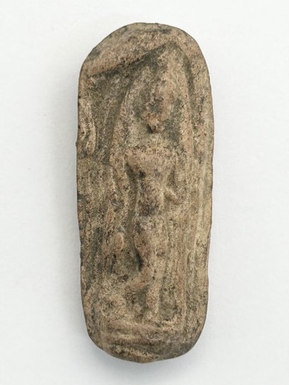 พระกำแพงเขย่งเม็ดขนุน เนื้อดิน