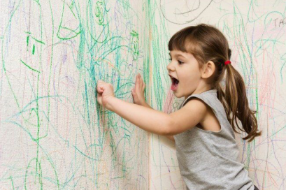 วาดเล่นไปเรื่อย ก้าวเเรกของลูก ที่ได้เเสดงความคิดสร้างสรรค์