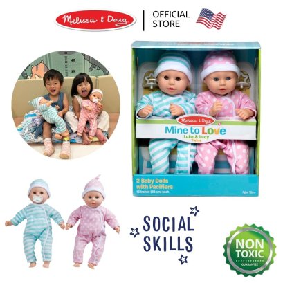 Melissa &amp; Doug Baby Twins Luke &amp; Lucy 15&quot; Doll รุ่น 31711 ตุ๊กตาเบบี๋แฝดผู้ชาย &amp; ผู้หญิงพร้อมจุ๊บและหมวก กระพริบตาได้