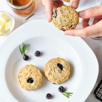 VEGAN BLUEBERRY SCONES