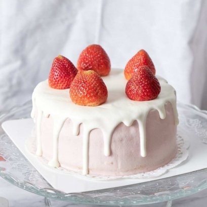 BLUSHING STRAWBERRY CAKE 