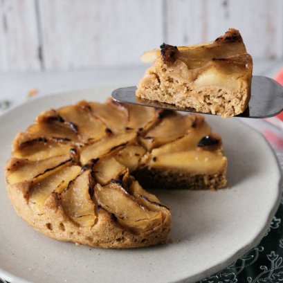VEGAN UPSIDE-DOWN APPLE CAKE 