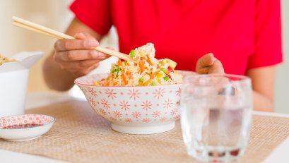 คุณคิดเราสามารถ ดื่มน้ำ ในระหว่างรับประทานอาหาร ได้หรือไม่?