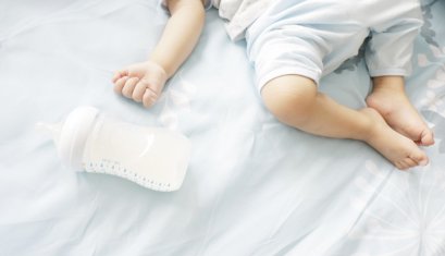 ปล่อยลูกหลับคาขวดนม ระวัง “ฟันผุ” ตั้งแต่อายุไม่ถึงขวบ