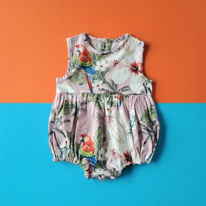 ชุดรอมเปอร์เปิดเป้าเปลี่ยนผ้าออ้อมได้ แขนกุดกระดุมหลัง 100% คอตตอนพิมพ์ลายนกแก้วสีชมพู