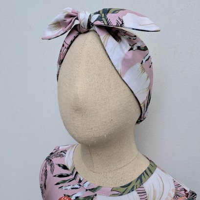 ที่คาดผมเด็ก และ ผู้ใหญ่ แบบยางยืดเฉพาะช่วงท้ายทอยด้านหลัง โบว์ใหญ่ ยางนิ่มไม่เจ็บศรีษะ  100% คอตตอนพิมพ์ลายนกแก้วสีชมพู