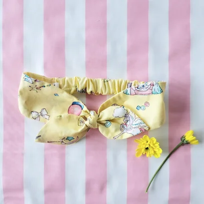 ที่คาดผมเด็ก และ ผู้ใหญ่ แบบยางยืดเฉพาะช่วงท้ายทอยด้านหลัง โบว์ใหญ่ ยางนิ่มไม่เจ็บศรีษะ 100 %คอตตอน พิมพ์ลายเฉลิมฉลองสีเหลือง